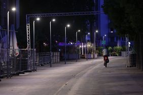 Die Beleuchtung am Alten Hafen und entlang der Rheinuferpromenade ist so konzipiert, dass sie bei Bedarf von Einsatzkräften in der Helligkeit variiert werden kann. Foto: David Young