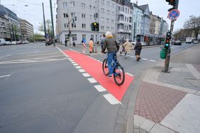 Mehr Sicherheit durch Sichtbarkeit für Radfahrende sollen die neuen roten Radwege an demnächst 13 Kreuzungen bieten. Foto: Michael Gstettenbauer