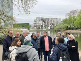 Mitglieder des Ausschusses bei einem Klimaspaziergang, der sie zu verschiedenen Orten in Düsseldorf führte und die lokalen Klimaanpassungsmaßnahmen deutlich machte. Foto: LHD
