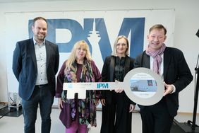 Bei der offiziellen Schlüsselübergabe (v.r.): Stadtdirektor Burkhard Hintzsche, Einrichtungsleiterinnen Magdalena Ekkert und Olivia Zelosko sowie IPM-Geschäftsführer Michael Köhler; Fotos: Gstettenbauer