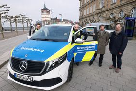 Dr. Sebastian Veelken (Leiter Ordnungsamt, r.) und Ordnungsdezernent Christian Zaum (2.v.r.) mit zwei Dienstkräften des Ordnungs- und Servicedienstes. Foto: David Young