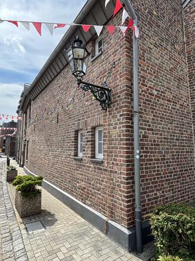 Die energieeffiziente Umrüstung der gasbetriebenen Straßenbeleuchtung geht weiter: In der Woche nach Karneval beginnen die Arbeiten in Flingern Süd. Die historische Leuchtenform kann beim Gros der umzurüstenden Laternen erhalten werden, hier eine Wandarmleuchte Alt Düsseldorf. © Amt für Verkehrsmanagement