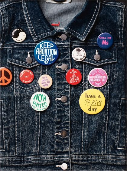Annette Kelm, Jeans Buttons, Archivpigmentdruck, 2023 Sammlung Deutsche Bank