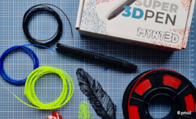 Foto von einem 3D-Stift mit Filament und einer Feder, die mit dem 3D-Stift erstellt wurde