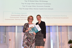 Courtney Fingar, fDi-Magazine (li.) überreicht Theresa Winkels vom Wirtschaftsförderungsamt Düsseldorf die Auszeichnungsurkunden.