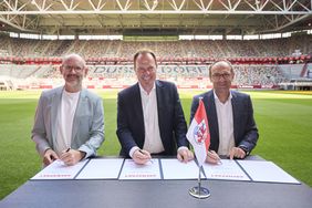 (v.l.) OB Dr. Stephan Keller, D.LIVE-Chef Michael Brill und der Vorstandsvorsitzende der Fortuna Alexander Jobst unterzeichneten am Mittwoch, 27. August, den neuen Vertrag zur partnerschaftlichen Zusammenarbeit zwischen Stadt und Verein. Foto: Lange