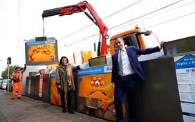 Umweltdezernentin Helga Stulgies und Awista-Geschäftsführer Björn Becker stellen die Containermonster-Kampagne an der Ulmenstraße vor. Foto: Lammert