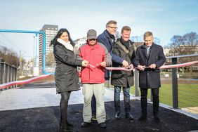 Banddurchschnitt zur Brückeneröffnung: (v.l.) Beigeordnete Cornelia Zuschke, Heinz Lang, Bürger aus Derendorf, Landschaftsarchitekt Thomas Fenner, Ingo Pähler, Leiter Amt für Verkehrsmanagement und Andreas Weise, Projektleiter Kö-Bogen. Foto: Melani