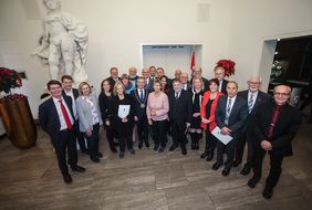 OB Thomas Geisel mit den sechs neuen Trägern des Jan-Wellem-Rings und den 17 anwesenden Ratsmitgliedern, die bei der Verleihung im Rathaus den Ehrenring erhalten haben; Foto: Zanin