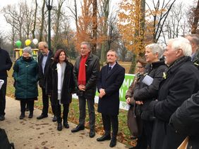 Oberbürgermeister Thomas Geisel, Gründezernentin Helga Stulgies und Jonges-Baas Wolfgang Rolshoven präsentieren die neu gepflanzten Linden entlang der Reitallee. Foto: Gartenamt