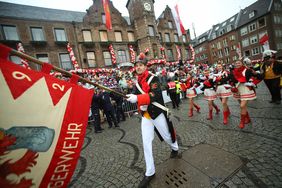"Unser Rad schlägt um die Welt" - die Karnevalisten in der Landeshauptstadt feiern ihren Rosenmontagszug 2020; Foto: Melanie Zanin 