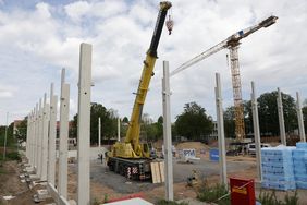 Der Bau der neuen Dreifachsporthalle für das Cecilien-Gymnasium und die Carl-Benz-Realschule macht sichtbare Fortschritte. Die Fertigstellung ist für Juni 2021 geplant. Foto: Ingo Lammert