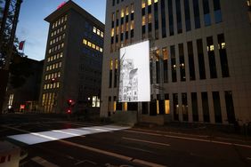 Mit der Arbeit "missing link_" realisiert der Düsseldorfer Künstler Mischa Kuball eine vorerst temporäre Lichtinstallation auf der Kasernenstraße, die das Gedenken an die im Nationalsozialismus zerstörte, zentrale Synagoge der Stadt in den Mittelpunkt stellt. Foto: Young