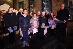 Oberbürgermeister Dr. Stephan Keller (r.) mit dem Kinderchor der Deutschen Oper am Rhein, der die Eröffnung stimmungsvoll begleitete, Foto: Young.