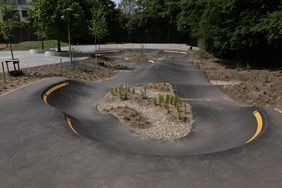 Der Pumptrack in der Freizeitanlage Heerdt ist der erste Bauabschnitt der neuen multifunktionalen Sportfläche. Damit erhält die Anlage eine neue Attraktion, die dazu einlädt, sich barrierefrei mit 'allem, was Rollen hat' zu bewegen. Egal, ob mit Fahrrädern, Rollern, Rollstühlen, Inlinern oder Skateboards.