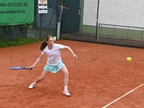 Junge Tennisspielerin beim Return