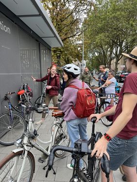 Gruppe Radfahrer vor Mobilitätsstation