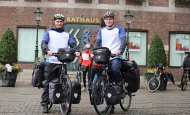 Niklas Lehnert und Tim Thesing (von links) mit ihren Rädern von dem Rathaus © Landeshauptstadt Düsseldorf/Ingo Lammert 