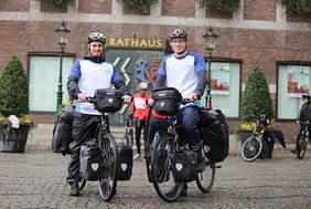 Niklas Lehnert und Tim Thesing (von links) mit ihren Rädern von dem Rathaus © Landeshauptstadt Düsseldorf/Ingo Lammert 