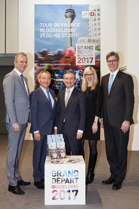 (v.l.) Dirk Brügge, Rhein-Kreis Neuss, Michael Schroeren, Bürgermeister Mönchengladbach, OB Thomas Geisel, Theresa Winkels, Projektleiterin Grand Départ Düsseldorf 2017, Marcel Philipp, Oberbürgermeister Aachen. Foto: Düsseldorf Tourismus/Markus Ba