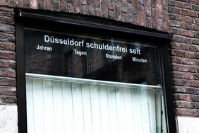 Die Liquiditätskredite belaufen sich zur Zeit auf 240 Millionen Euro. Daher wurde die Schuldenfreiheitsuhr am Düsseldorfer Rathaus am Montag, 1. Februar 2021, um 9.30 Uhr abgeschaltet. Fotos: Gstettenbauer