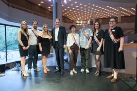 Das Team vom Amt für Gleichstellung und Antidiskriminierung mit Amtsleiterin Elisabeth Wilfart (3. v.l.) und Oberbürgermeister Dr. Stephan Keller (4.v.l.).