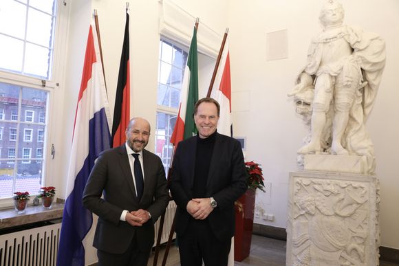Der Bürgermeister von Arnheim, Ahmed Marcouch (l.) mit Oberbürgermeister Dr. Stephan Keller bei seinem Antrittsbesuch im Jan-Wellem-Saal des Rathauses
