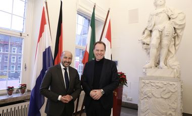 Der Bürgermeister von Arnheim, Ahmed Marcouch (l.) mit Oberbürgermeister Dr. Stephan Keller bei seinem Antrittsbesuch im Jan-Wellem-Saal des Rathauses