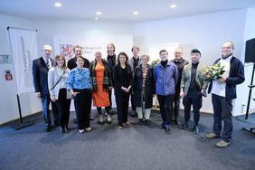 Die prämierten Teams freuen sich im Rathaus nach der Verleihung mit Werner J. Lübberink (l.), Heike van den Valentyn ( vorne, 3.v.l.) und Miriam Koch (5.v.l.) über ihre Auszeichnungen 