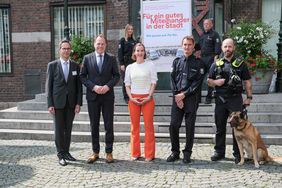 v.l.: Dr. Sebastian Veelken (Leiter Ordnungsamt), Oberbürgermeister Dr. Stephan Keller, Ordnungsdezernentin Britta Zur, Holger Körber (Leiter Außendienste), Hundeführer Thomas Florenske mit Benji. Foto: Michael Gstettenbauer