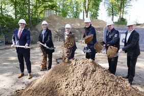 Erster Spatenstich zum Neubau der Feuerwache Kaiserswerth mit Oberbürgermeister Dr. Stephan Keller (3.v.r.), Stadtkämmerin Dorothée Schneider, Feuerwehrdezernent Christian Zaum (l.), Herbert Goldbrunner (2.v.r.), Einsatzleiter FFW Kaiserswerth, Bezirksbürgermeister Benedict Stieber (r.) und Stefan Keulen, Derichs u Konzertz Baugesellschaft. Foto: Ingo Lammert