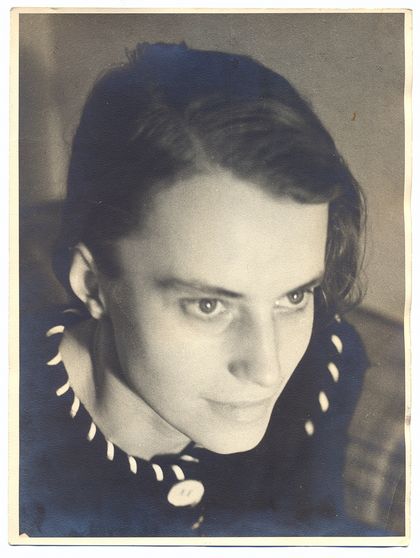 Porträt Stephanie Weiand, Fotograf/in unbekannt, Mitte 20. Jahrhundert, Silbergelatine auf Barytpapier, Inv.-Nr.: F 2092