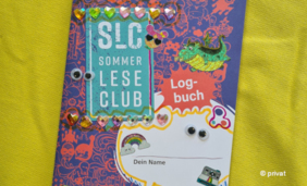 Foto von einem Leselogbuch mit bunten Aufklebern beklebt