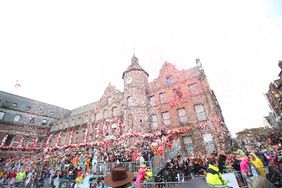 "Düsseldorf - gemeinsam jeck" - die Karnevalisten in der Landeshauptstadt feiern ihren Rosenmontagszug 2019. Foto: Melanie Zanin