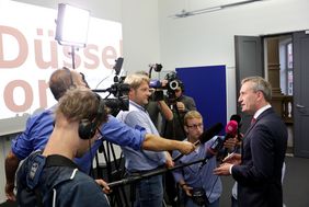 Im Rahmen einer Pressekonferenz hat Oberbürgermeister Thomas Geisel Einzelheiten zur Einrichtung der dritten Umweltspur in der Landeshauptstadt vorgestellt. Foto: Ingo Lammert