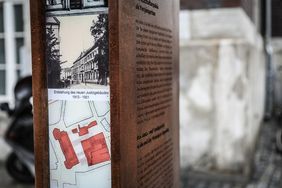 Mit einer illuminierten Stele auf der Mühlenstraße wird zukünftig auf das ehemalige Gericht hingewiesen; Foto: Melanie Zanin