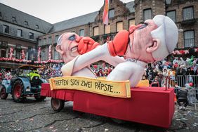Die Mottowagen thematisierten unter anderem die beiden Päpste Franziskus und Benedikt; Foto: Melanie Zanin