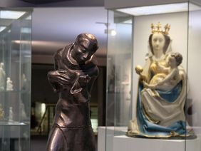 In Kooperation mit den Düsseldorfer Dominikanern beleuchtet das Hetjens im Rahmen seiner neuen Sonderausstellung "Göttliche Welten – Glaubensbilder aus 4.000 Jahren" den Ausdruck von Glaubensvorstellungen aus 4.000 Jahren; Foto: Wilfried Meyer