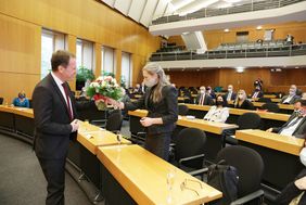 Blumen gab es bei der Verabschiedung im Plenarsaal von Oberbürgermeister Dr. Stephan Keller für Vera Geisel.