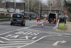 Die Arbeiten zur Ablösung der Umweltspuren laufen. Foto: Ingo Lammert