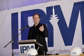 Richtfest für das Haus der Jugend - Oberbürgermeister Dr. Stephan Keller bei seiner Rede, © Landeshauptstadt Düsseldorf/Ingo Lammert
