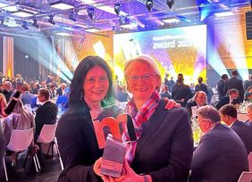 Den immobilienmamager-Award 2022 für die Landeshauptstadt Düsseldorf nahmen Beigeordnete Cornelia Zuschke und Ariane Künster, Leiterin des Liegenschaftsamtes, entgegen
