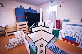 Im Blindenparcours wird den Kindern mithilfe einer Brille eine Sehbehinderung simuliert. Mit einem weißen Stock, dem sogenannten Langstock, können die Kinder dann über die Bodenplatten im Parcours an ihr Ziel gelangen. Foto: Young