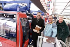 Erste Trauung im Riesenrad auf dem Burgplatz: OB Dr. Keller mit dem Brautpaar Claudia Lezius und Heiko Widliczek; Foto: Lammert