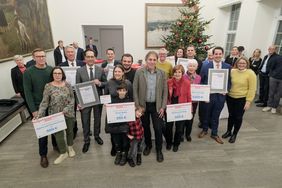 Umweltdezernent Jochen Kral zeichnete im Rathaus die Umweltpreisträger 2022 sowie die Sieger des Wettbewerbs um klimafreundliche und artenreiche Vorgärten aus; Fotos: Gstettenbauer