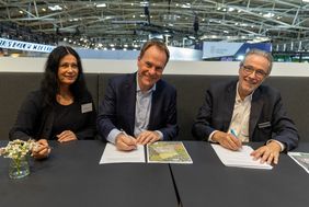 Bei der Unterzeichnung des Konversionspartnerschaftsvertrags: Oberbürgermeister Dr. Stephan Keller (M.) und Planungsdezernentin Cornelia Zuschke mit Paul Johannes Fietz, Vorstandsmitglied der Bundesanstalt für Immobilienaufgaben. Foto: Gongoll