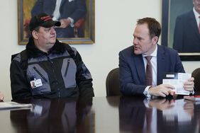 Oberbürgermeister Dr. Stephan Keller (r.) im Gespräch mit "fiftyfifty"-Straßenverkäufer Helmut Steinmetz bei der Vorstellung der Aktion. Foto: David Young