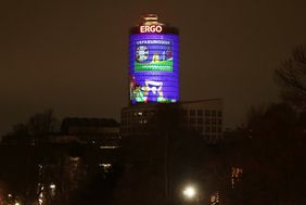 In Kooperation mit der ERGO Group AG wurden die in Düsseldorf gastierenden Nationen auf dem ERGO-Turm willkommen geheißen. Foto: David Young