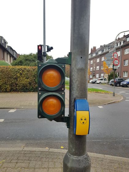 Gelbes Blinklicht, Doppelblinker am Straßebahnübergang © Amt für Verkehrsmanagement