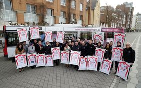 OB Thomas Geisel überreichte Vertreterinnen und Vertretern der 24 Unternehmen des Team Düsseldorf 2017 je ein gerahmtes Trikot. Anschließend starteten die Team-Mitglieder mit dem Rheinbahnbus zu einer Rundfahrt. Foto: Ingo Lammert